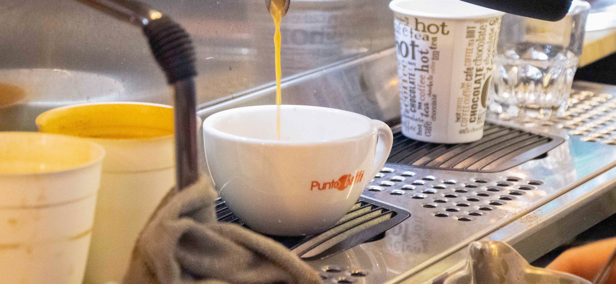 foto van een kopje koffie onder de koffiemachine bij Punto Caffè Leuven