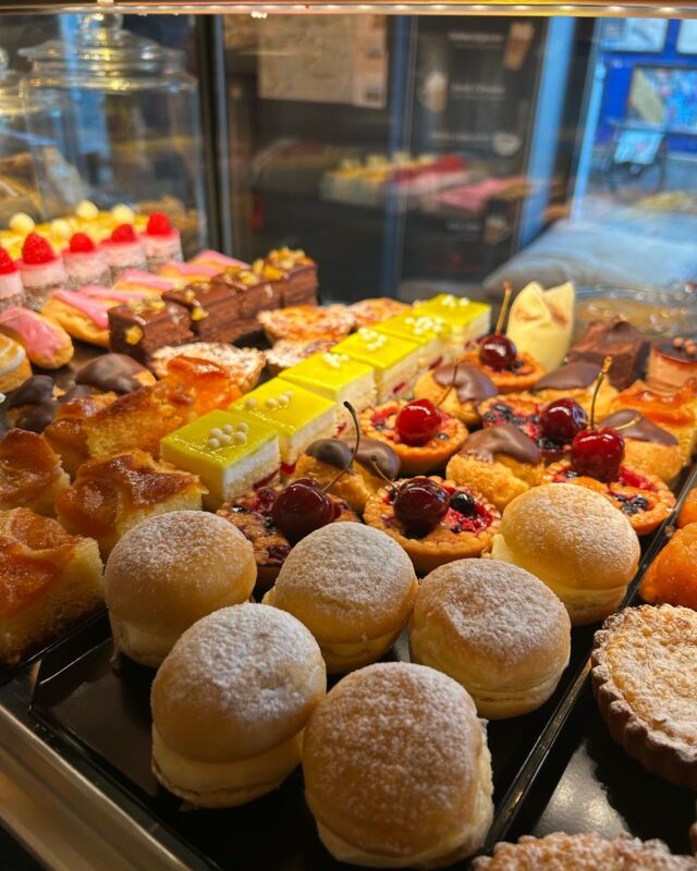 Feestweekend dit weekend… 20 jaar Punto Caffè… en pateekes voor iedereen ❤️

#puntocaffe #puntokiosk #leuven #hotspotleuven #liefstleuven #original #originalsince2004 #love #coffee #weekend #welkom #totzo #onsterrasisoveral #lunch #brunch #ontbijt #pateekes #7/7 #wow #happybday #bdayweekend #thanks #thankful #localsforlocals #❤️🥂